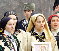 Fete crestine, femei crestine ortodoxe cu capul acoperit cu batic, basma, val