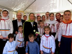Tatal a 13 copii: "Cand s-au inmultit copiii, ne-am imbogatit si noi!" – interviu cu familia care a primit Ordinul Patriarhal "Sfintii Martiri Brancoveni"