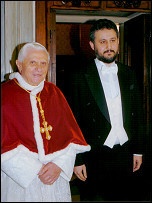 Ambasadorul Romaniei la Vatican Marius Lazurca cu papa Francisc