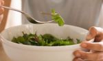 Femeie tanara care mananca un castron de salata - Young woman eating bowl of salad